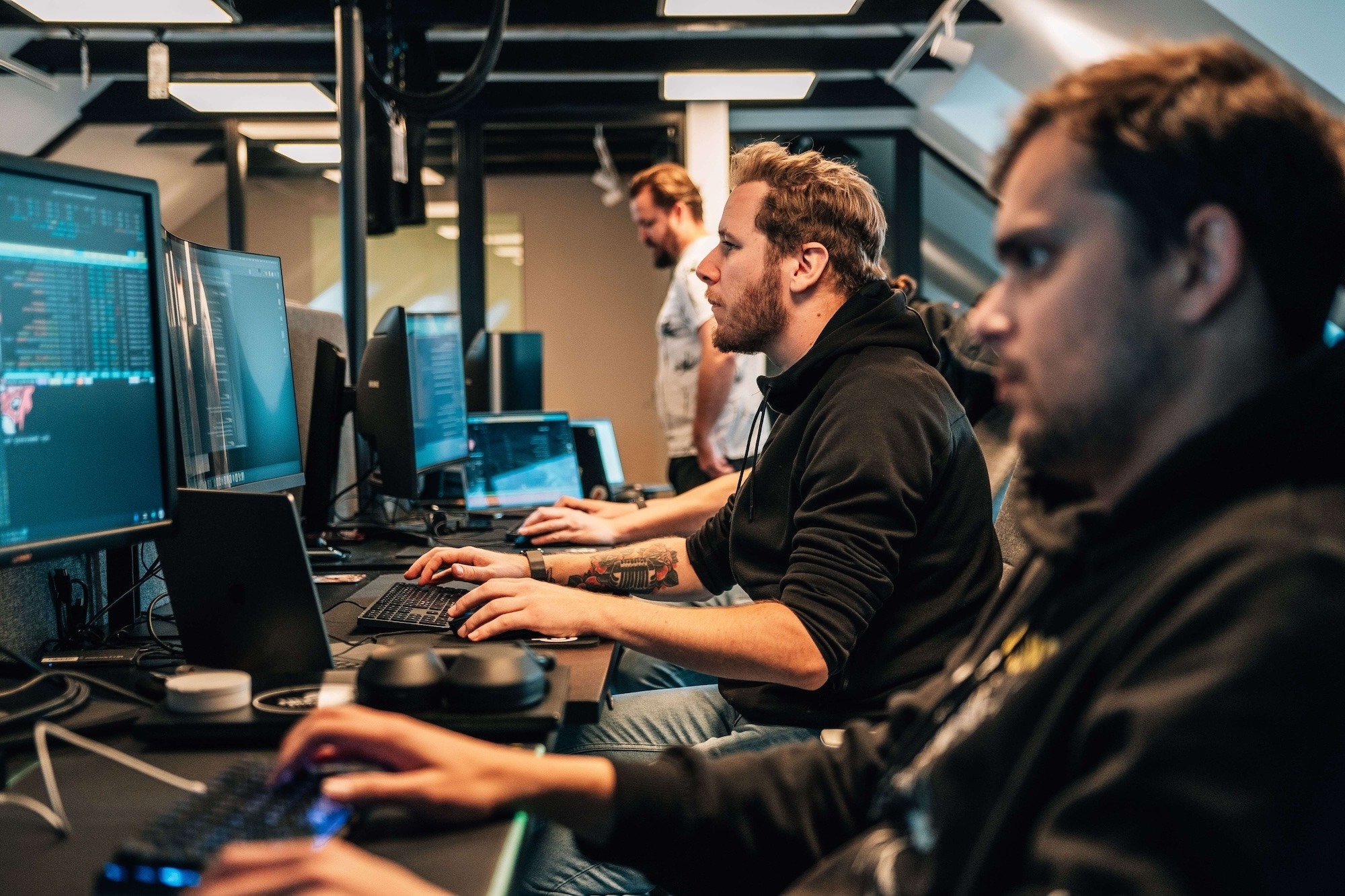 Ein Team von Cybersicherheitsexperten arbeitet