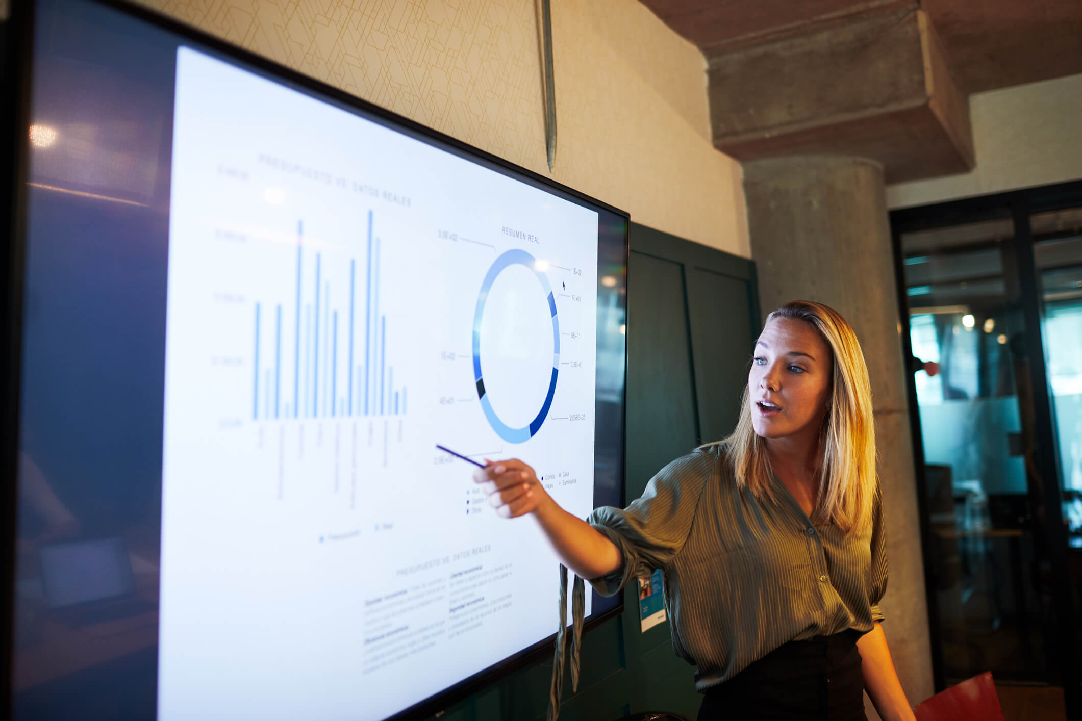 Women pointing to a screen vizualising measurements